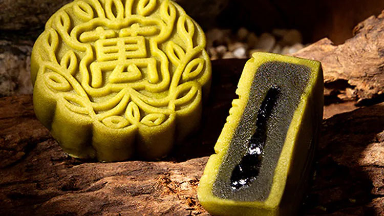 「萬月蝶映」流芯月餅禮盒，跳脫以往風格，以時尚手提箱造型設計，採用皮製扣環及提把，內裏以絨布包覆，展現細節質感。