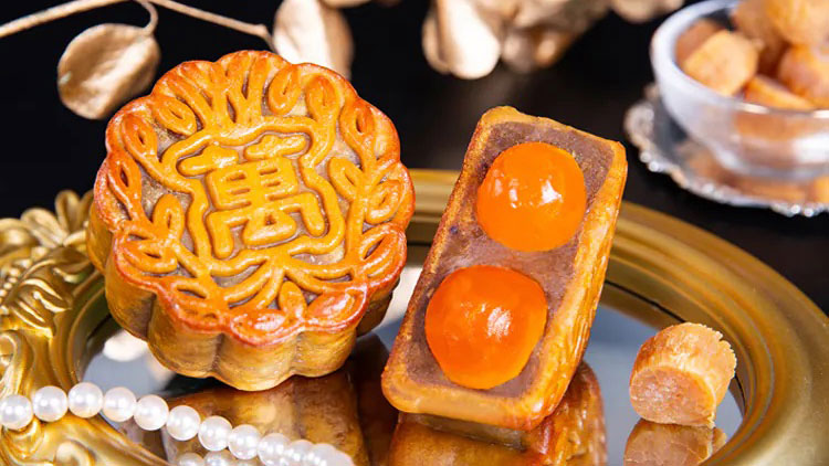 長年熱銷的「詠月璀璨」廣式手工月餅禮盒，採用掀蓋及抽屜雙層設計，猶如精緻珠寶盒。包裝及雙層寶盒融入法國名家克萊德（Alexis Kreyder）的名畫《永無止境的璀璨》，畫作中以牡丹、玫瑰、鳶尾花和徳國銀器及中式寶藍骨董花瓶交相輝映，雍容富麗，將中秋佳節的典雅氛圍完美呈現。