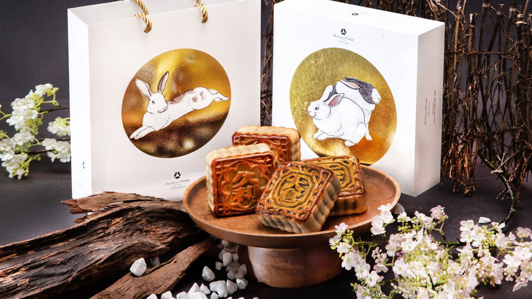 以中秋玉兔靈巧的身影，於燙金印刷的明月中活靈活現，高雅又富含童趣的設計風格