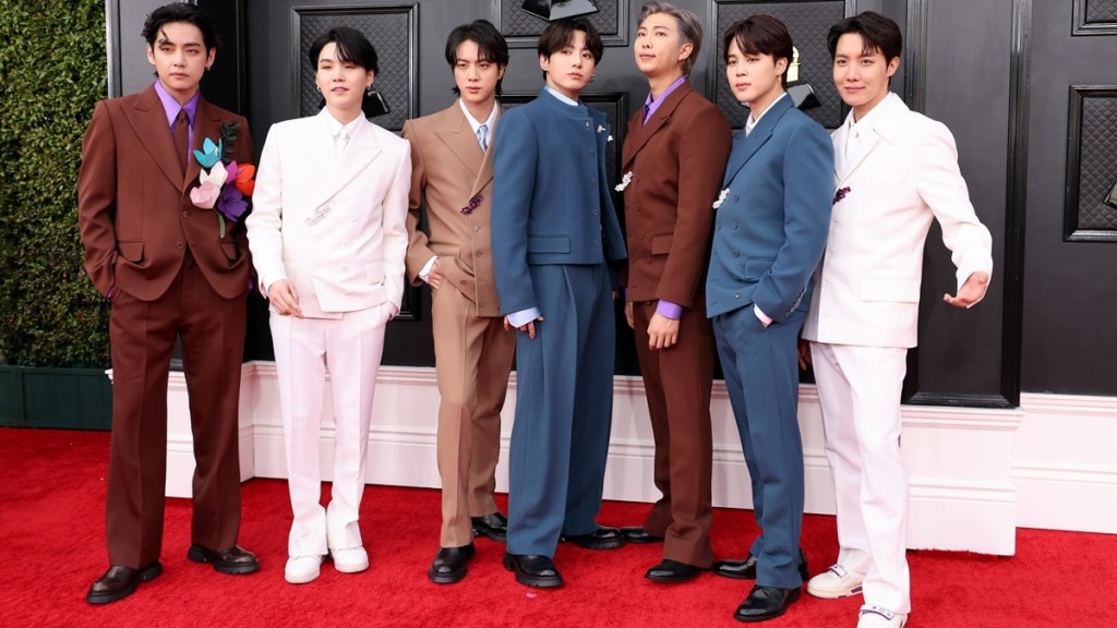 BTS 七位成員出席 2022 年第 64 屆葛萊美獎頒獎典禮，站在紅毯接受媒體拍攝。